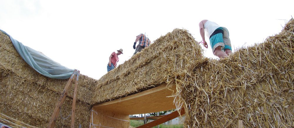 Beim Strohballenbau werden an den Plätzen für Fenster und Türen Holzrahmen eingelassen. Foto: Christian Keil / strawalz