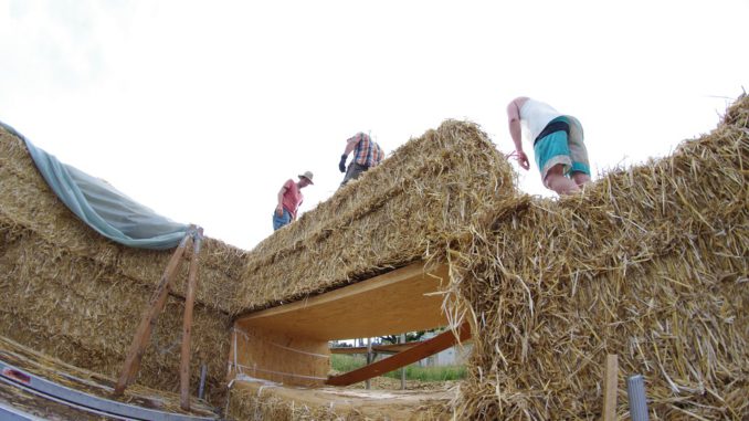 Stroharchitektur Beim Strohballenbau werden an den Plätzen für Fenster und Türen Holzrahmen eingelassen. Foto: Christian Keil / strawalz