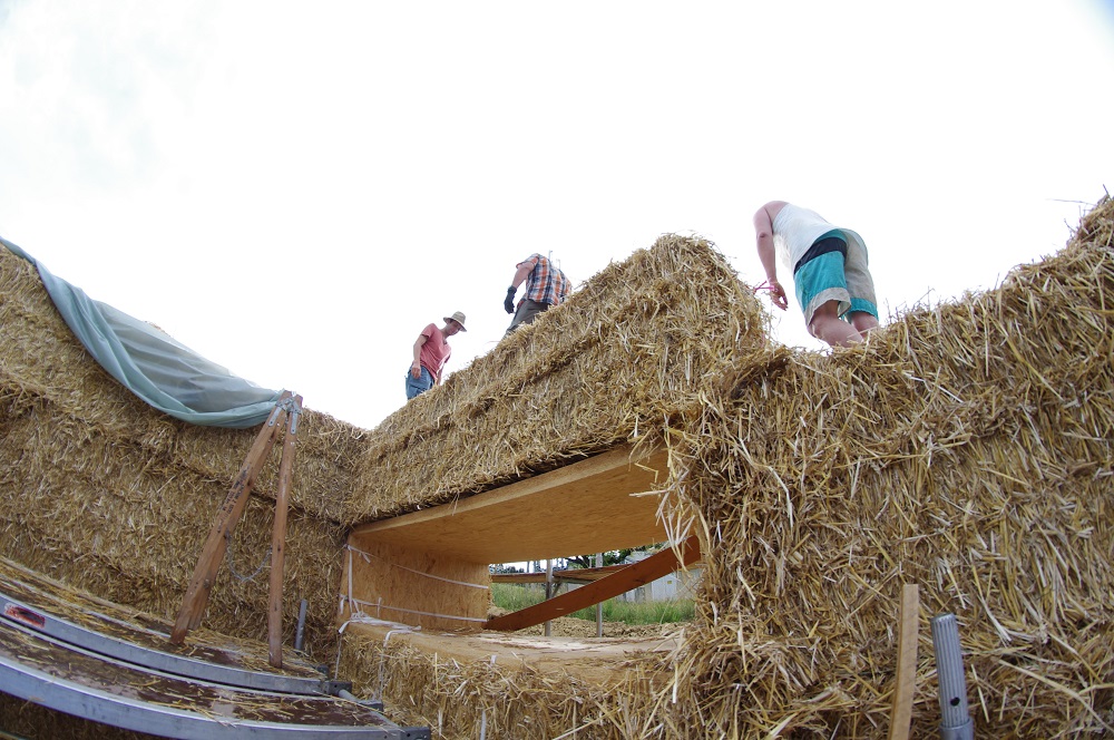 Beim Strohballenbau werden an den Plätzen für Fenster und Türen Holzrahmen eingelassen. Foto: Christian Keil / strawalz