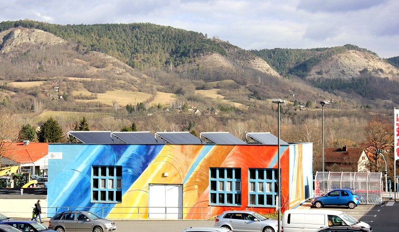 Die Solaranlage auf einer Fernwärmestation der Stadtwerke Jena könnte zwei Einfamilienhäuser komplett versorgen. Errichtet wurde sie vor allem für Testzwecke. Foto: Stadtwerke Jena