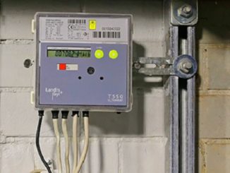 Smart Meter und Fernwärmezähler im Heizungskeller des Roten Rathauses in Berlin. Von hier aus startet die smarte Überwachung des Berliner Fernwärmenetzes. Foto: Pedro Becerra / Vattenfall
