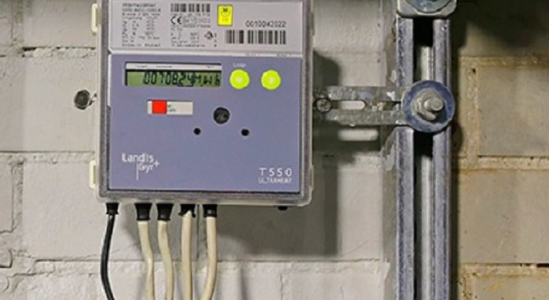 Smart Meter und Fernwärmezähler im Heizungskeller des Roten Rathauses in Berlin. Von hier aus startet die smarte Überwachung des Berliner Fernwärmenetzes. Foto: Pedro Becerra / Vattenfall