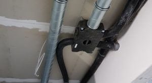 Detail der zentralen Lüftungsanlage, in der die Abwärme rückgewonnen und direkt mittels Wärmeübertrager mit der Frischluft wieder in die Wohnungen abgegeben wird. Foto: Schulze / WoBa