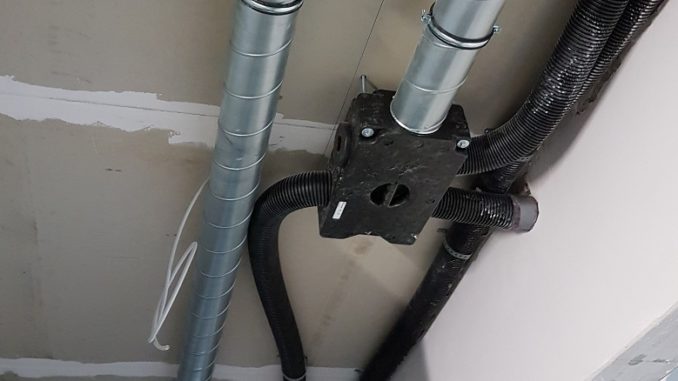 20170131_101904 Detail der zentralen Lüftungsanlage, in der die Abwärme rückgewonnen und direkt mittels Wärmeübertrager mit der Frischluft wieder in die Wohnungen abgegeben wird. Foto: Schulze / WoBa