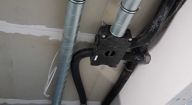 Detail der zentralen Lüftungsanlage, in der die Abwärme rückgewonnen und direkt mittels Wärmeübertrager mit der Frischluft wieder in die Wohnungen abgegeben wird. Foto: Schulze / WoBa