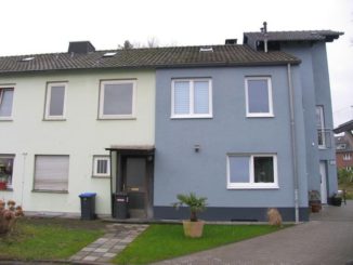 An der Dämmung von Fassaden in Bestandsgebäuden (rechts) führt kein Weg vorbei. Ansonsten kommt es weiterhin zu Wärme- und damit Effizienzverlusten wie im linken Hausteil. Foto: Urbansky
