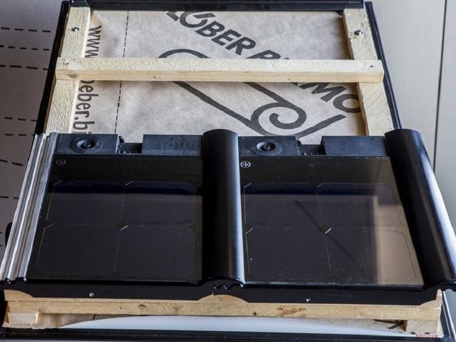 Dach­pfanne erzeugt Strom und Wärme gleichzeitig