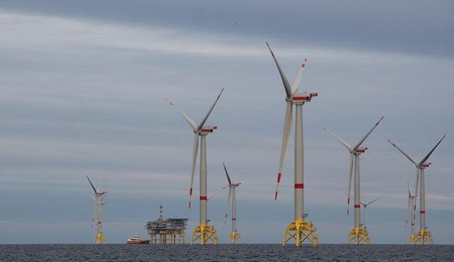 4by31 Für den immer höher werdenden Anteil an fluktuierender Energieerzeugung, wie hier Offshore-Windkraft, bedarf es absichernder Mechanismen im Strommarkt, um die Versorgungsicherheit zu gewährleisten. Foto: Urbansky
