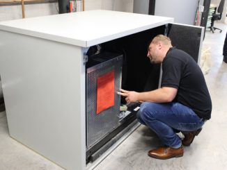 Dank dieser Wärmepumpe wird die Abwärme aus dem Rechenzentrum genutzt. Foto: Urbansky