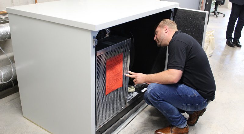 Dank dieser Wärmepumpe wird die Abwärme aus dem Rechenzentrum genutzt. Foto: Urbansky