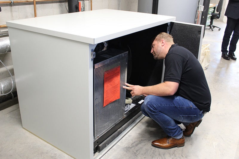 Dank dieser Wärmepumpe wird die Abwärme aus dem Rechenzentrum genutzt. Foto: Urbansky