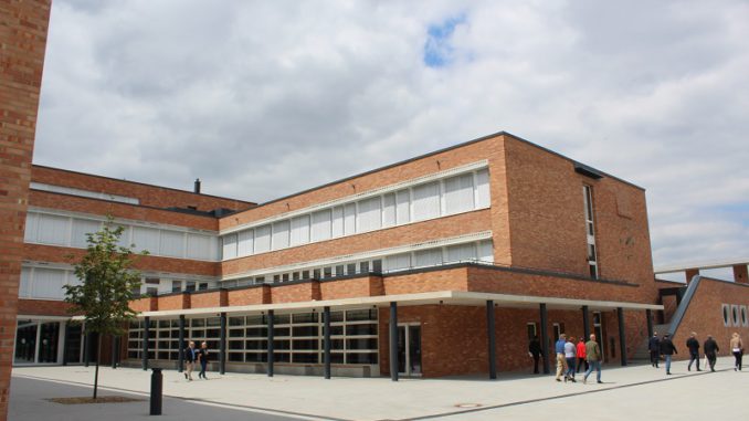 IMG_9081 Dieses Schulgebäude wird mittels Geothermie beheizt und gekühlt. Foto: Urbansky