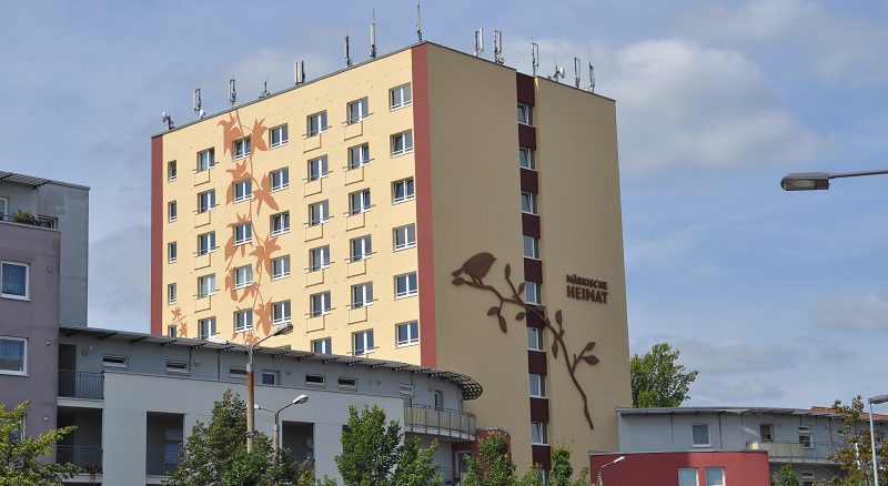 Dieses Hochhaus wird effizient mit Luft-Wasser-Wärmepumpen versorgt. Fotos: Stiebel Eltron