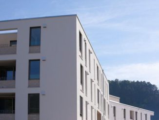 Die Wohnanlage Spitalstadt Eichstätt nutzt Wärmerückgewinnung: Die Lüftungsgeräte befinden sich direkt in den Außenwänden und fügen sich harmonisch ein. Gesteuert werden sie individuell von jeder Wohnung aus. Foto: LTM