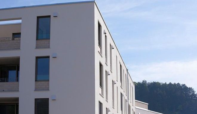 4by3 Die Wohnanlage Spitalstadt Eichstätt nutzt Wärmerückgewinnung: Die Lüftungsgeräte befinden sich direkt in den Außenwänden und fügen sich harmonisch ein. Gesteuert werden sie individuell von jeder Wohnung aus. Foto: LTM