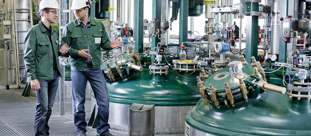 In Veresterungsreaktoren wie hier in Bitterfeld wird aus Rapsöl der Bioheizbestandteil FAME hergestellt. Foto: Verbio