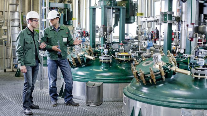 BTF_Mitarbeiter_bei_Veresterungsreaktoren In Veresterungsreaktoren wie hier in Bitterfeld wird aus Rapsöl der Bioheizbestandteil FAME hergestellt. Foto: Verbio