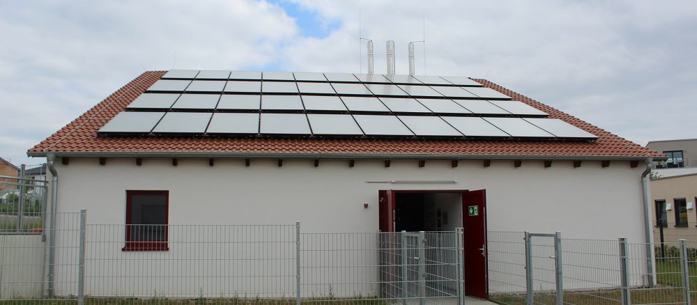 Fenwärmestation mit Solarabsorbern zur Regeneration des Wärmenetzes. Fotos: Urbansky