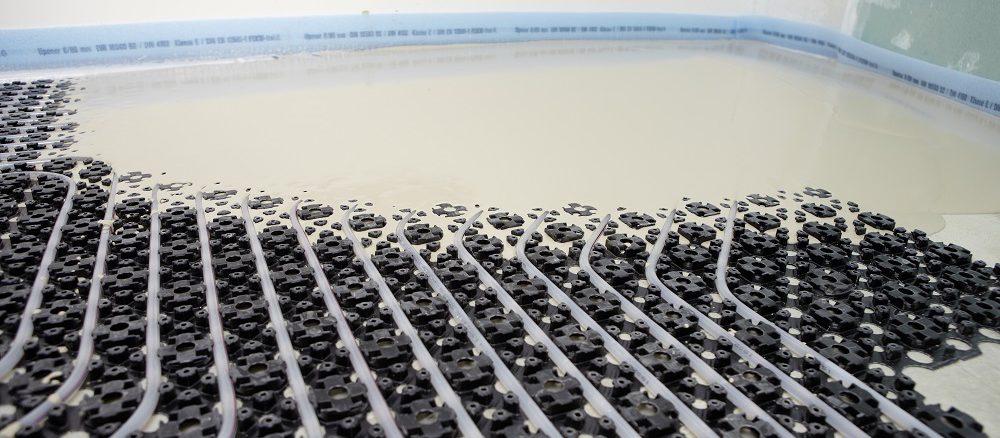 Klicksystem für eine Flächenheizung, das anschließend mit Estrich übergossen wird. Foto: Uponor