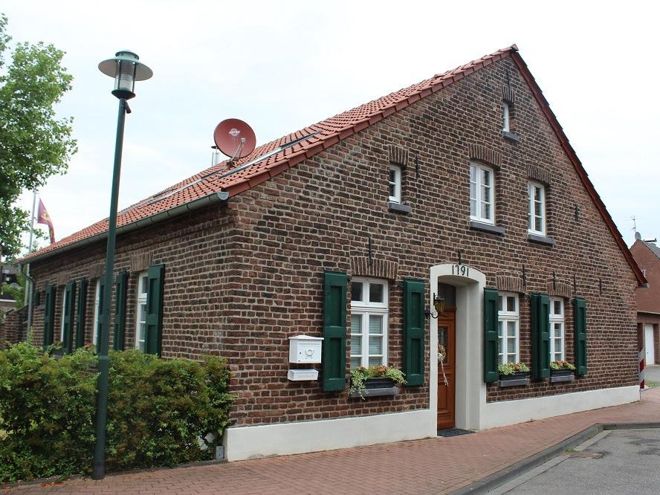 Die Förderung der energetischen Sanierung, wie hier bei einem mehr als 200 Jahre alten Haus, ist zu kompliziert. Experten fordern eine einfache, steuerliche Abschreibung. Foto: Urbansky