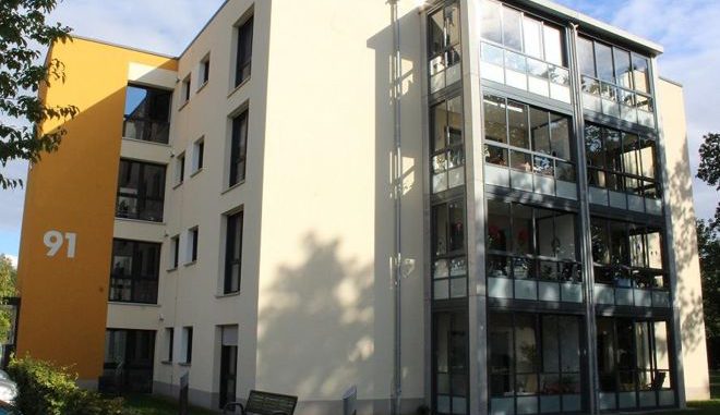 Fensterfront an einem Passivhaus. Um die Sonnenenergie optimal zu nutzen, wird eisenarmes Fensterglas verwendet. Foto: Urbansky