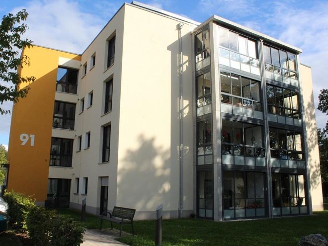 Fensterfront an einem Passivhaus. Um die Sonnenenergie optimal zu nutzen, wird eisenarmes Fensterglas verwendet. Foto: Urbansky