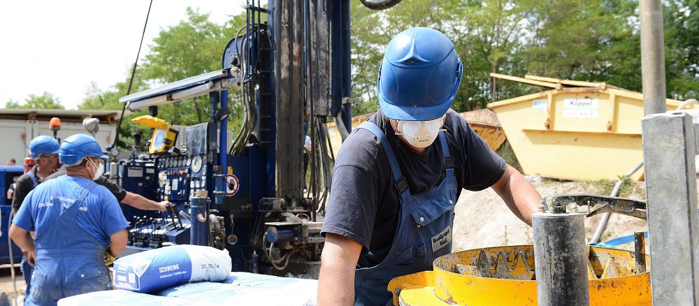 Sachgerechtes Abdichten der Bohrung mit Spezialmischungen verhindert Schäden am Grundwasser. Foto: BWP