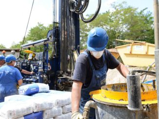 Sachgerechtes Abdichten der Bohrung mit Spezialmischungen verhindert Schäden am Grundwasser. Foto: BWP