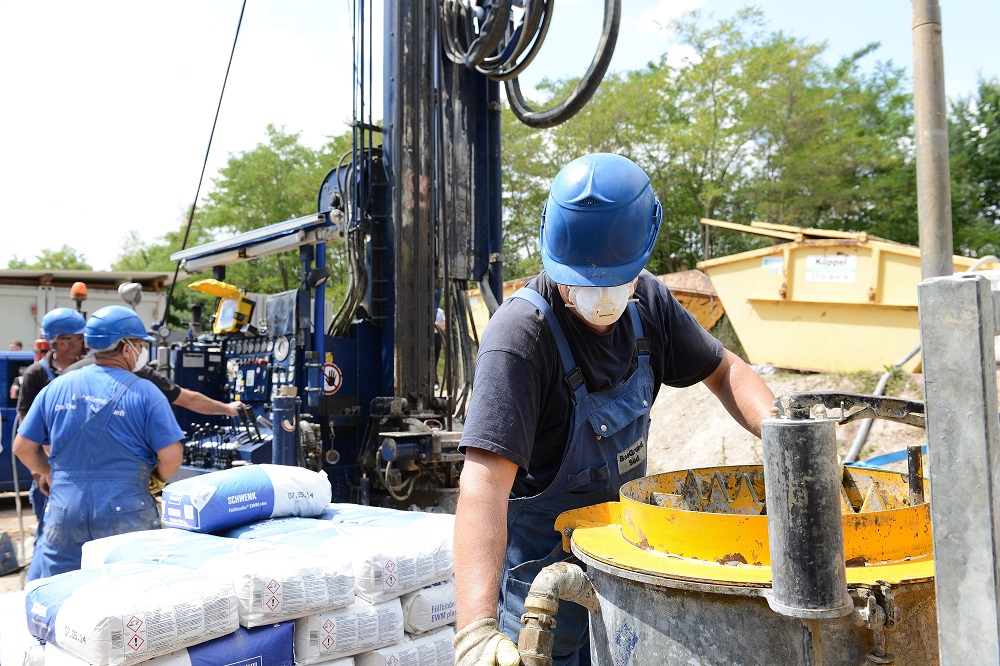 Sachgerechtes Abdichten der Bohrung mit Spezialmischungen verhindert Schäden am Grundwasser. Foto: BWP