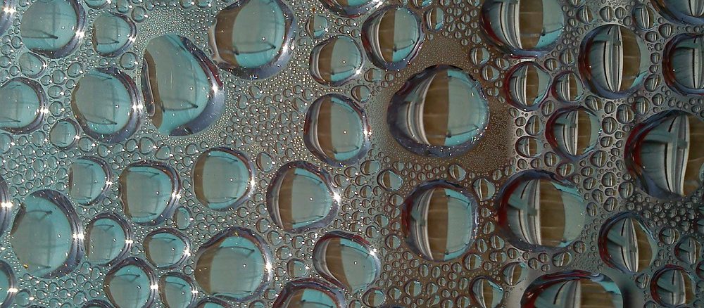 Enthalpie-Wärmetauscher nutzen das Prinzip der Kondensation. Auf der kühleren Seite einer Membran im Fortluftbereich kondensiert das Wasser und wandert durch die Membran hindurch. Dadurch wird Feuchtigkeit und Wärme des Kondensats genutzt. Foto: rkit/pixabay