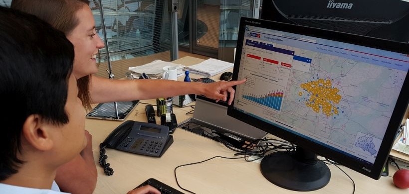 Mitarbeiter der Berliner Energieagentur bei der redaktionellen Betreuung des neuen Energieatlas. Bild: BEA