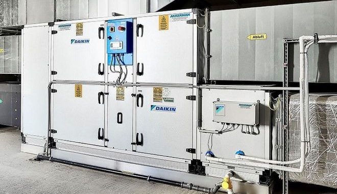 4by3111 Zentrale Anlage zur Abwärmerückgewinnung, die im Keller installiert wurde. Die Zuluft wird angesaugt und via Wärmetauscher vorgewärmt in das Gebäude geblasen. Foto: Daikin