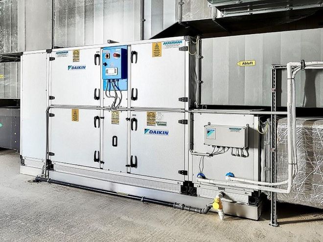 Zentrale Anlage zur Abwärmerückgewinnung, die im Keller installiert wurde. Die Zuluft wird angesaugt und via Wärmetauscher vorgewärmt in das Gebäude geblasen. Foto: Daikin