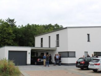 Dieser Neubau mit Gewerbeeinheit wird monovalent mittels Erdwärmepumpe betreiben. Voraussetzungen sind ein hoher energetischer Standard und Flächenheizsysteme. Foto: Urbansky