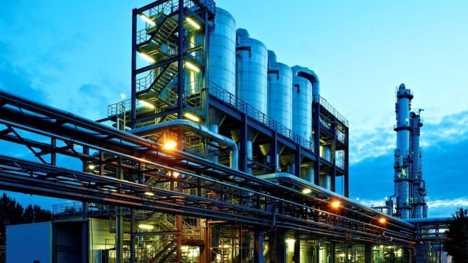 Bioethanolwerk Nordzucker AG_Stadt Wanzleben-Börde_Dämmerung_BDBe_Ausschnitt Würde im Zuge der aktuellen EU-Diskussionen auch harsche Einbrüche hinnehmen müssen: die Bioethanol-Produktion. Foto: BDBe