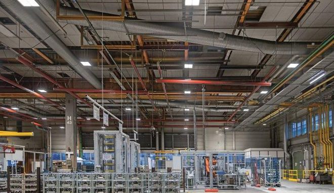 4by3 Mit LEDs ausgerüstete Produktionshalle. Die Energieeinsparungen betrugen gut 70 Prozent und amortisierten nach wenigen Monaten die Investition. Foto: Waldmann