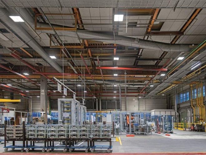 Mit LEDs ausgerüstete Produktionshalle. Die Energieeinsparungen betrugen gut 70 Prozent und amortisierten nach wenigen Monaten die Investition. Foto: Waldmann