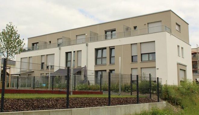 4by3aa Dieses Mehrfamilienhaus in Haßfurt wird schon mittels "vorgeheiztem" kalten Wärmenetz versorgt. Foto: Urbansky