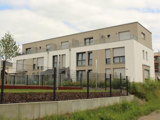 Dieses Mehrfamilienhaus in Haßfurt wird schon mittels "vorgeheiztem" kalten Wärmenetz versorgt. Foto: Urbansky