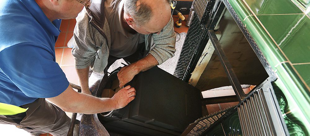 Austausch eines Kamineinsatzes. Foto: Buderus
