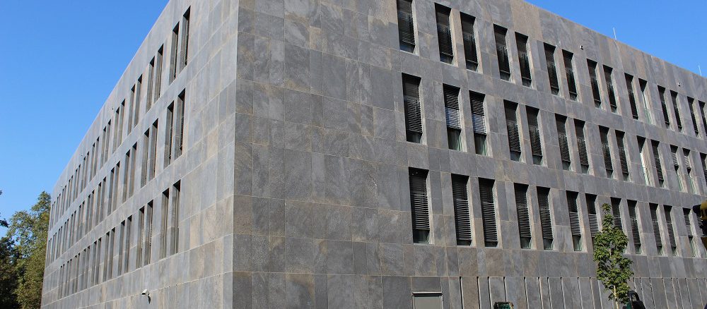 Für ein neues Nebengebäude des hessischen Finanzministeriums wichen die Planer auf eine Nutzung der Abwärme eines benachbarten Gebäudes aus da sich Geothermie, wie ursprünglich geplant, nicht umsetzen liess. Foto: Urbansky