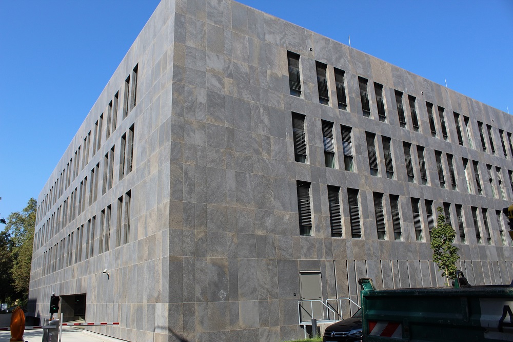 Für ein neues Nebengebäude des hessischen Finanzministeriums wichen die Planer auf eine Nutzung der Abwärme eines benachbarten Gebäudes aus da sich Geothermie, wie ursprünglich geplant, nicht umsetzen liess. Foto: Urbansky