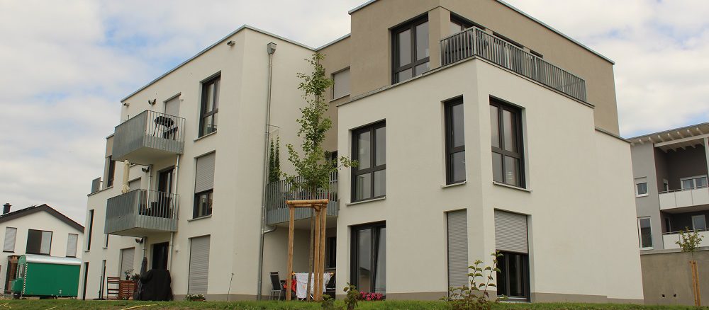 Mehrere dieser Wohngebäude werden in Haßfurt mittels eines kalten Wärmenetzes versorgt. In jedem Gebäude erzeugt eine Wärmepumpe die nötigen Betriebstemperaturen. Foto: Urbansky