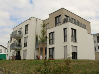 Mehrere dieser Wohngebäude werden in Haßfurt mittels eines kalten Wärmenetzes versorgt. In jedem Gebäude erzeugt eine Wärmepumpe die nötigen Betriebstemperaturen. Foto: Urbansky