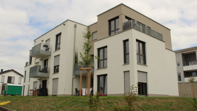 IMG_8979 Mehrere dieser Wohngebäude werden in Haßfurt mittels eines kalten Wärmenetzes versorgt. In jedem Gebäude erzeugt eine Wärmepumpe die nötigen Betriebstemperaturen. Foto: Urbansky