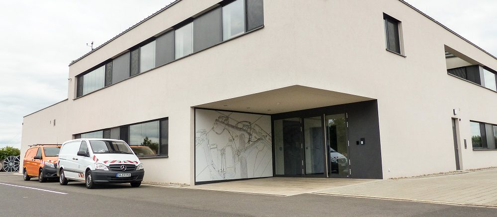 Wird mittels Abwärme versorgt: Gewerbegebäude der ÜZ Lülsfeld. Foto: BWP