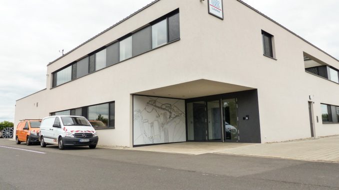 L1060822_edited Wird mittels Abwärme versorgt: Gewerbegebäude der ÜZ Lülsfeld. Foto: BWP