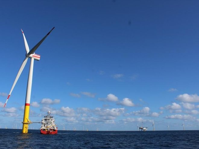 Windstrom, wie hier ein Offshore-Windpark vor Rügen, sorgt für ein Überangebot an Strom in Norddeutschland, während in Süddeutschland die größere Nachfrage herrscht. Foto: Urbansky