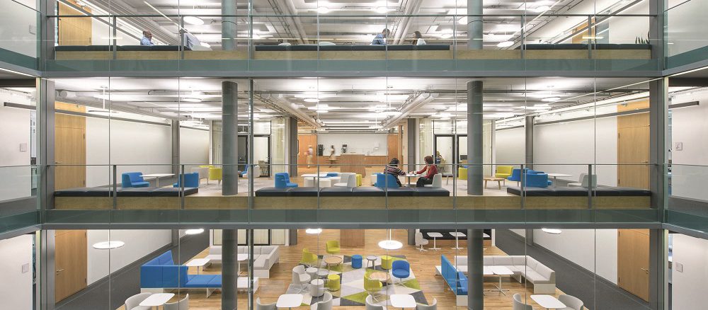 Licht am Arbeitsplatz soll und kann, wenn es biologischen Regeln folgt, auch für Wohlbehagen sorgen. Das steigert die Produktivität und senkt den Krankenstand. Foto: Waldmann