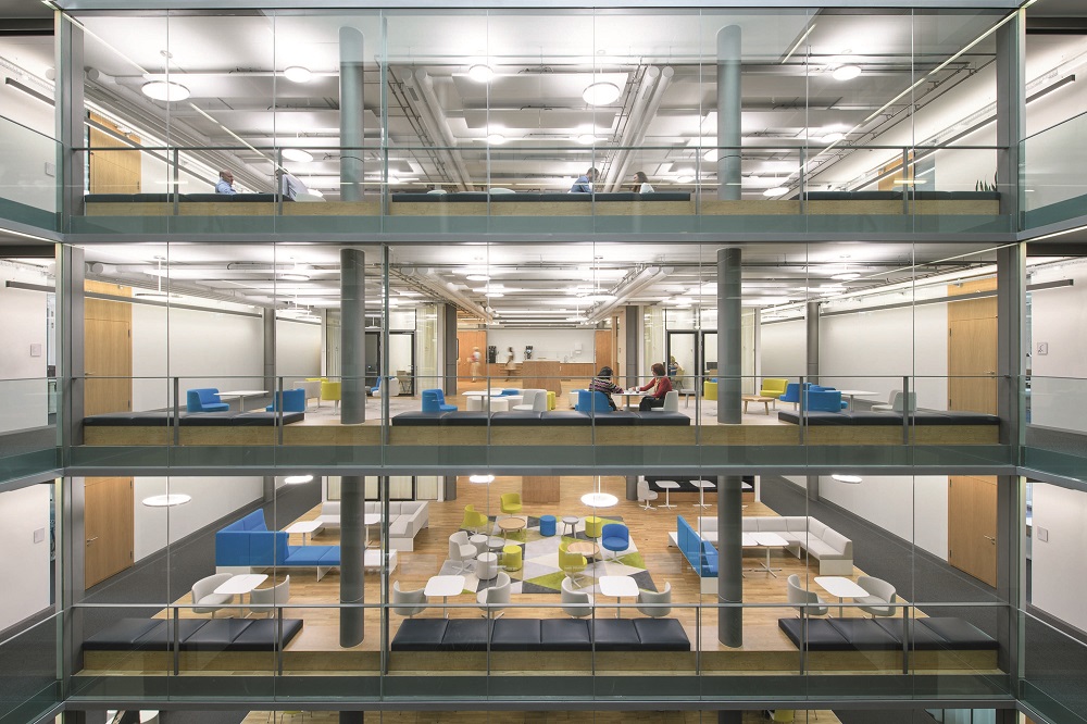 Licht am Arbeitsplatz soll und kann, wenn es biologischen Regeln folgt, auch für Wohlbehagen sorgen. Das steigert die Produktivität und senkt den Krankenstand. Foto: Waldmann